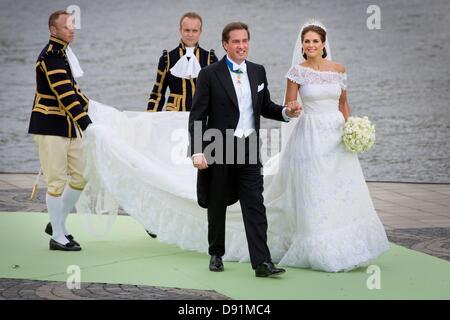 Stockholm, Schweden. 8. Juni 2013. Stockholm, Schweden. 8. Juni 2013. Schwedische Prinzessin Madeleine und ihr Ehemann Chris O'Neill erreichen nach einer Fahrt in der Pferdekutsche Evert Taubes Terrass auf Riddarholmen für eine Bootsfahrt nach Drottningholm Palace, nach ihrer Hochzeit in Stockholm, Schweden, 8. Juni 2013. Foto: Patrick van Katwijk / Niederlande und Frankreich, Stockfoto