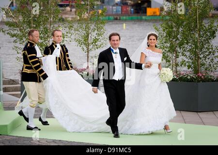 Stockholm, Schweden. 8. Juni 2013. Stockholm, Schweden. 8. Juni 2013. Schwedische Prinzessin Madeleine und ihr Ehemann Chris O'Neill erreichen nach einer Fahrt in der Pferdekutsche Evert Taubes Terrass auf Riddarholmen für eine Bootsfahrt nach Drottningholm Palace, nach ihrer Hochzeit in Stockholm, Schweden, 8. Juni 2013. Foto: Patrick van Katwijk / Niederlande und Frankreich, Stockfoto