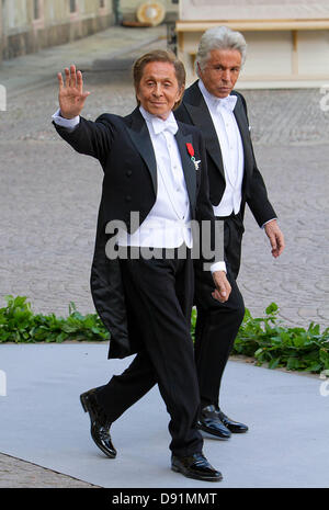 Stockholm, Schweden. 8. Juni 2013. Stockholm, Schweden. 8. Juni 2013. Designer Valentino Garavani (R) und Giancarlo Giammetti, Ehrenpräsident des Modehauses Valentino kommen für die Hochzeit der schwedischen Prinzessin Madeleine und Chris O'Neill in der Kapelle des königlichen Palastes in Stockholm, Schweden, 8. Juni 2013. Foto: Albert Nieboer/Niederlande Stockfoto