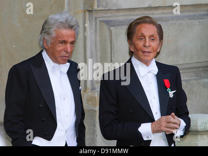 Stockholm, Schweden. 8. Juni 2013. Stockholm, Schweden. 8. Juni 2013. Designer Valentino Garavani (R) und Giancarlo Giammetti, Ehrenpräsident des Modehauses Valentino kommen für die Hochzeit der schwedischen Prinzessin Madeleine und Chris O'Neill in der Kapelle des königlichen Palastes in Stockholm, Schweden, 8. Juni 2013. Foto: Albert Nieboer/Niederlande Stockfoto