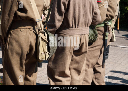 Hampshire, England, Vereinigtes Königreich. 8. Juni 2013. Krieg auf der Linie, ein Re-Enactment aller Dinge, die dem zweiten Weltkrieg auf der Mitte Hants Brunnenkresse Bahnstrecke in Hampshire gefeiert wird. Re-Enactment Gesellschaften dress in allen militärischen Insignien wie sind alle auf dem Display, mit einer Reihe von Dampf Eisenbahn Passagiere zu verschiedenen Stationen entlang der Strecke, die an der Veranstaltung teilgenommen, Musik, Leben auf der Heimatfront und Fahrzeuge der Epoche. Bildnachweis: Patricia Phillips/Alamy Live-Nachrichten Stockfoto