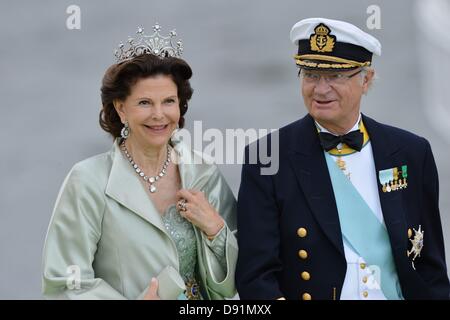 Stockholm, Schweden. 8. Juni 2013. Stockholm, Schweden. 8. Juni 2013. Königin Silvia von Schweden und Carl XVI. Gustaf von Schweden erreichen das Boot nach Drottningholm Palace, nach der Hochzeit der schwedischen Prinzessin Madeleine und Chris O'Neill in Stockholm, Schweden, 8. Juni 2013. Foto: Frank Allianz Ass Bild Stockfoto