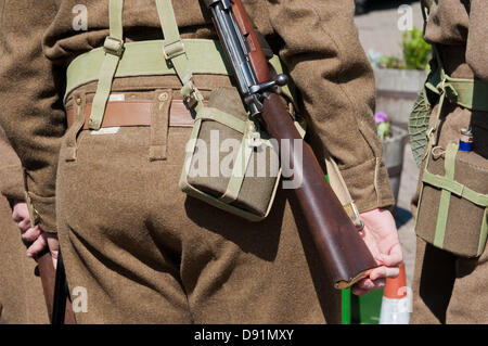 Hampshire, England, Vereinigtes Königreich. 8. Juni 2013. Krieg auf der Linie, ein Re-Enactment aller Dinge, die dem zweiten Weltkrieg auf der Mitte Hants Brunnenkresse Bahnstrecke in Hampshire gefeiert wird. Re-Enactment Gesellschaften dress in allen militärischen Insignien wie sind alle auf dem Display, mit einer Reihe von Dampf Eisenbahn Passagiere zu verschiedenen Stationen entlang der Strecke, die an der Veranstaltung teilgenommen, Musik, Leben auf der Heimatfront und Fahrzeuge der Epoche. Bildnachweis: Patricia Phillips/Alamy Live-Nachrichten Stockfoto