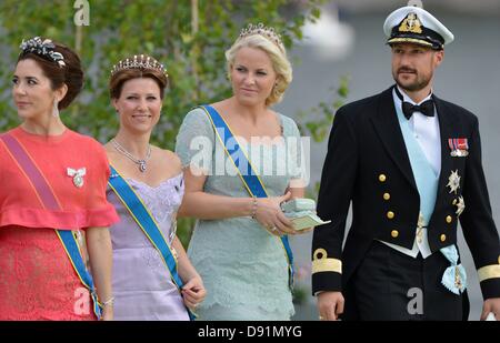 Stockholm, Schweden. 8. Juni 2013. Stockholm, Schweden. 8. Juni 2013. Mary, Kronprinzessin von Dänemark und Prinzessin Märtha Louise von Norwegen und Mette-Marit, Kronprinzessin von Norwegen und Ehemann Haakon Kronprinz von Norwegen erreichen das Boot nach Drottningholm Palace, nach der Hochzeit der schwedischen Prinzessin Madeleine und Chris O'Neill in Stockholm, Schweden, 8. Juni 2013. Foto: Frank Allianz Ass Bild Stockfoto