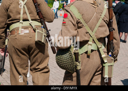 Hampshire, England, Vereinigtes Königreich. 8. Juni 2013. Krieg auf der Linie, ein Re-Enactment aller Dinge, die dem zweiten Weltkrieg auf der Mitte Hants Brunnenkresse Bahnstrecke in Hampshire gefeiert wird. Re-Enactment Gesellschaften dress in allen militärischen Insignien wie sind alle auf dem Display, mit einer Reihe von Dampf Eisenbahn Passagiere zu verschiedenen Stationen entlang der Strecke, die an der Veranstaltung teilgenommen, Musik, Leben auf der Heimatfront und Fahrzeuge der Epoche. Bildnachweis: Patricia Phillips/Alamy Live-Nachrichten Stockfoto