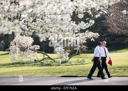 Präsident Barack Obama und Chef des Stabes Denis McDonough entlang der South Lawn Einfahrt im Weißen Haus, 9. April 2013. Stockfoto