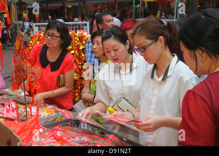 Singapur, Bugis Street, Shopping Shopper Shopper Shop Shops Markt Märkte Markt Kauf Verkauf, Einzelhandel Geschäfte Business-Unternehmen, Asian wo Stockfoto