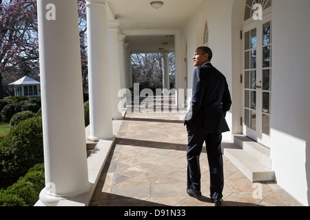 Präsident Barack Obama blickt auf den Rose Garden, während er entlang der Kolonnade des weißen Hauses, 2. April 2013 geht. Stockfoto