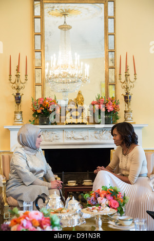 First Lady Michelle Obama trifft sich mit Emine Erdoğan, Ehefrau des Ministerpräsidenten der Türkei, in der Yellow Oval Room des weißen Hauses, 16. Mai 2013. Stockfoto