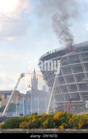 Hydro, Glasgow, Schottland, Großbritannien. 8. Juni 2013. Feuer braucht einen festen Halt in der unvollendeten Wasserkraft Arena. Feuer Ausbreitung durch die oberen Etagen vor der schnellen Aktion der schottischen Feuerwehr den Brand unter Kontrolle gebracht. Bereits gab es Zweifel über das Projekt rechtzeitig vor diesem unbestrittenen Rückschlag fertig. Bildnachweis: Douglas Carr/Alamy Live-Nachrichten Stockfoto