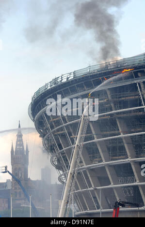 Hydro, Glasgow, Schottland, Großbritannien. 8. Juni 2013. Feuer braucht einen festen Halt in der unvollendeten Wasserkraft Arena. Feuer Ausbreitung durch die oberen Etagen vor der schnellen Aktion der schottischen Feuerwehr den Brand unter Kontrolle gebracht. Bereits gab es Zweifel über das Projekt rechtzeitig vor diesem unbestrittenen Rückschlag fertig. Bildnachweis: Douglas Carr/Alamy Live-Nachrichten Stockfoto