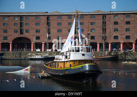 Liverpool, UK 8. Juni 2013.  Schlepper "Brocklebank" auf der Red Bull Harbour erreichen 2013 eine Auftaktveranstaltung, wo Schiffe, ein Shanty-Festival, Regatten, Wakeboarden und historischen Kanal Boote alle Teilnehmer in einem Mersey River Festival am Albert Dock.  Bildnachweis: Cernan Elias/Alamy Live-Nachrichten Stockfoto