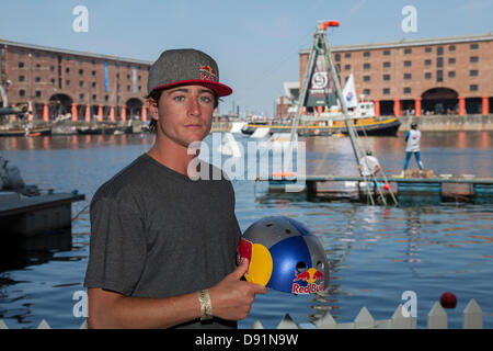 Liverpool, UK 8. Juni 2013. Adam Errington, 25 aus Orlando Florida, auf der Red Bull Harbour erreichen 2013 eine Auftaktveranstaltung, wo Schiffe, ein Shanty-Festival, Regatten, Wakeboarden und historischen Kanal Boote alle Teilnehmer in einem Mersey River Festival am Albert Dock.  Bildnachweis: Cernan Elias/Alamy Live-Nachrichten Stockfoto