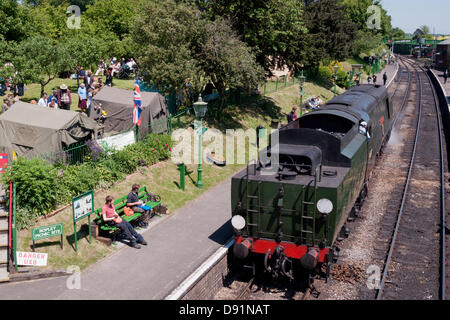 Hampshire, England, Vereinigtes Königreich. 8. Juni 2013. Krieg auf der Linie, ein Re-Enactment aller Dinge, die dem zweiten Weltkrieg auf der Mitte Hants Brunnenkresse Bahnstrecke in Hampshire gefeiert wird. Re-Enactment Gesellschaften kleiden sich in antiken Zivilkleidung oder vollen militärische Insignien wie Musik, Leben auf der Heimatfront und Fahrzeuge der Epoche alle auf dem Display, mit einer Reihe von Dampf sind Züge bewegten Passagiere zu verschiedenen Stationen entlang der Strecke, die an der Veranstaltung teilgenommen. Bildnachweis: Patricia Phillips/Alamy Live-Nachrichten Stockfoto