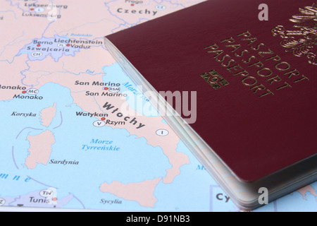 Polnischen Pass auf einem Kartenhintergrund Stockfoto