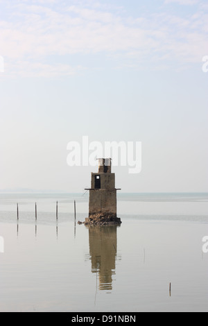 Einer alten militärischen Bunker vor der Küste während der Flut. Jincheng, Kinmen County, Taiwan Stockfoto