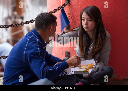 Liverpool, UK 8. Juni 2013. Ausländische Touristen, ein paar Stichproben britischen Fast-Food auf der Red Bull Harbour erreichen 2013 eine Auftaktveranstaltung am Mersey River Festival am Albert Dock.  Bildnachweis: Cernan Elias/Alamy Live-Nachrichten Stockfoto