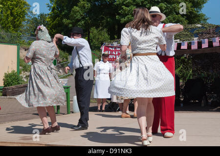 Hampshire, England, Vereinigtes Königreich. 8. Juni 2013. Schaukel-Tanzgruppe "Nun, das ist Jive" nehmen auf die Bühne im zweiten Weltkrieg auf der Linie, ein Fest aller Dinge Zweiter Weltkrieg auf der Mitte Hants Brunnenkresse Bahnstrecke in Hampshire. Re-Enactment Gesellschaften kleiden sich in antiken Zivilkleidung oder vollen militärischen Insignien wie Musik, das Leben an der Heimatfront und Fahrzeuge der Ära gefeiert, mit einer Reihe von Dampf Eisenbahn Passagiere zu verschiedenen Stationen entlang der Strecke, die an der Veranstaltung teilgenommen. Bildnachweis: Patricia Phillips/Alamy Live-Nachrichten Stockfoto