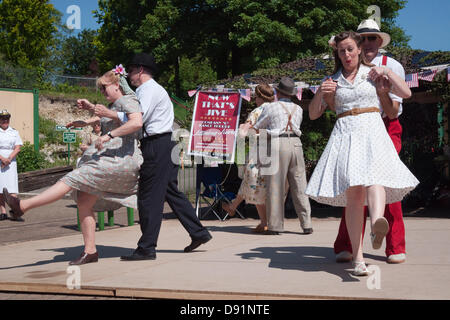 Hampshire, England, Vereinigtes Königreich. 8. Juni 2013. Schaukel-Tanzgruppe "Nun, das ist Jive" nehmen auf die Bühne im zweiten Weltkrieg auf der Linie, ein Fest aller Dinge Zweiter Weltkrieg auf der Mitte Hants Brunnenkresse Bahnstrecke in Hampshire. Re-Enactment Gesellschaften kleiden sich in antiken Zivilkleidung oder vollen militärischen Insignien wie Musik, das Leben an der Heimatfront und Fahrzeuge der Ära gefeiert, mit einer Reihe von Dampf Eisenbahn Passagiere zu verschiedenen Stationen entlang der Strecke, die an der Veranstaltung teilgenommen. Bildnachweis: Patricia Phillips/Alamy Live-Nachrichten Stockfoto