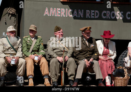 Hampshire, England, Vereinigtes Königreich. 8. Juni 2013. Teilnehmer nehmen eine willkommene Tee-Pause im zweiten Weltkrieg auf der Linie, ein Re-Enactment ausgerechnet dem zweiten Weltkrieg feierte auf der Mitte Hants Brunnenkresse Bahnstrecke in Hampshire. Re-Enactment Gesellschaften kleiden sich in antiken Zivilkleidung oder vollen militärische Insignien wie Musik, Leben auf der Heimatfront und Fahrzeuge der Epoche alle auf dem Display, mit einer Reihe von Dampf sind Züge bewegten Passagiere zu verschiedenen Stationen entlang der Strecke, die an der Veranstaltung teilgenommen. Bildnachweis: Patricia Phillips/Alamy Live-Nachrichten Stockfoto