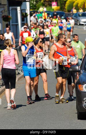 Llanwrtyd Wells, UK. 8. Juni 2013. Konkurrenten warten auf den Start. Über 400 Läufer konkurrieren gegen 65 Pferde in den Mann V Pferd 23 Meile Marathon, zermürbenden bergigen Gelände. Das Ereignis wurde von Gordon Green in seinem Pub Neuadd Arms 1980 bei einem Gespräch belauscht konzipiert, ob ein Mann ein Pferd Rennen querfeldein über Distanz gleich war. Das Preisgeld für den Sieg gegen ein Pferd wurde jedes Jahr von £1.000 gesteigert, bis Huw Lobb £25.000 in 2004 gegen das erste Pferd von 2 Minuten mit einer Zeit von 02:05:19 gewann. Bildnachweis: Graham M. Lawrence/Alamy Live-Nachrichten. Stockfoto