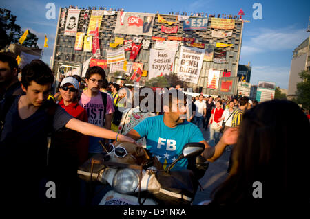 8. Juni 2013 - Taksim-Platz, Istanbul, trägt Turkye.A Demonstrant einen Hund mit Sonnenbrille neben dem Gebäude Atatürk-Kulturzentrum von Demonstranten besetzt, da die Proteste begannen. Ein weiterer Tag gehen die Bewohner Istanbuls in der Abenddämmerung in Richtung Taksim-Platz, ihren Protest gegen die Regierung Erdogan zu zeigen. Bildnachweis: Jordi Boixareu/Alamy Live-Nachrichten Stockfoto