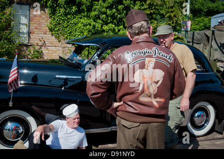 Hampshire, England, Vereinigtes Königreich. 8. Juni 2013. Enthusiasten Kleid in amerikanischen historischen Kostümen im zweiten Weltkrieg auf der Linie, ein Re-Enactment ausgerechnet dem zweiten Weltkrieg feierte auf der Mitte Hants Brunnenkresse Bahnstrecke in Hampshire. Re-Enactment Gesellschaften dress in allen militärischen Insignien wie sind alle auf dem Display, mit einer Reihe von Dampf Eisenbahn Passagiere zu verschiedenen Stationen entlang der Strecke, die an der Veranstaltung teilgenommen, Musik, Leben auf der Heimatfront und Fahrzeuge der Epoche. Bildnachweis: Patricia Phillips/Alamy Live-Nachrichten Stockfoto