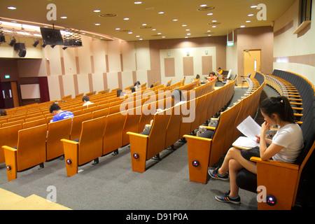 Singapur, National University of Singapore, NUS, Universitätsstadt, Schule, Studenten, Campus, Hörsaal, Auditorium, Sitze, leer, asiatische Frau weiblich w Stockfoto