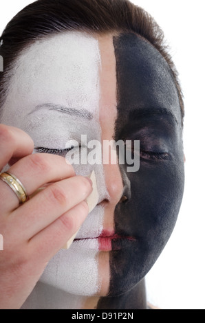 Nahaufnahme von Frau Lipgloss auftragen Stockfoto
