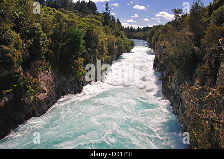 Starke Stromschnellen an den Huka Falls, in der Nähe von Taupo, Waikato Region, Nordinsel, Neuseeland Stockfoto