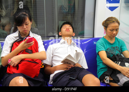 Singapur, Bishan MRT-Station, Circle Line, U-Bahn-Zug, Fahrer, Pendler, asiatische Studenten, Teenager Teenager Teenager Jungen Jungen männliche Kinder childre Stockfoto