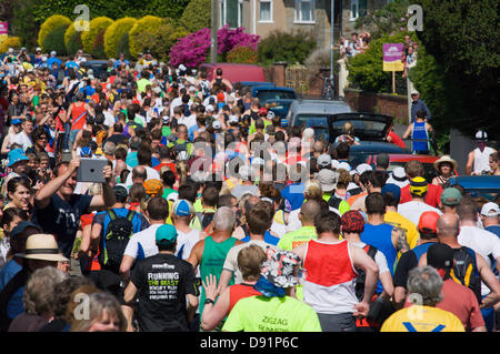 Llanwrtyd Wells, UK. 8. Juni 2013. Läufer starten am Stadtplatz. Über 400 Läufer konkurrieren gegen 65 Pferde in den Mann V Pferd 23 Meile Marathon, zermürbenden bergigen Gelände. Das Ereignis wurde von Gordon Green in seinem Pub Neuadd Arms 1980 bei einem Gespräch belauscht konzipiert, ob ein Mann ein Pferd Rennen querfeldein über Distanz gleich war. Das Preisgeld für den Sieg gegen ein Pferd wurde jedes Jahr von £1.000 gesteigert, bis Huw Lobb £25.000 in 2004 gegen das erste Pferd von 2 Minuten mit einer Zeit von 02:05:19 gewann. Bildnachweis: Graham M. Lawrence/Alamy Live-Nachrichten. Stockfoto