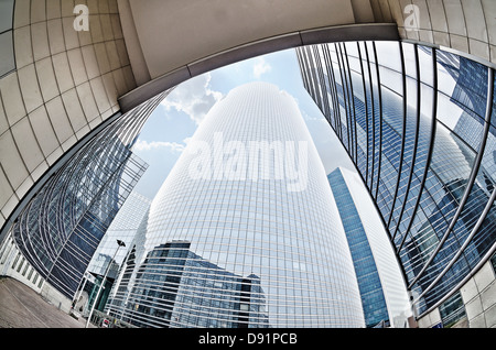 Große Wolkenkratzern schoss mit einem fisheye-objektiv wichtigen Geschäftsviertel La Défense in der Nähe von Paris, Frankreich Stockfoto