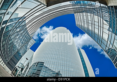 Große Wolkenkratzern schoss mit einem fisheye-objektiv wichtigen Geschäftsviertel La Défense in der Nähe von Paris, Frankreich Stockfoto