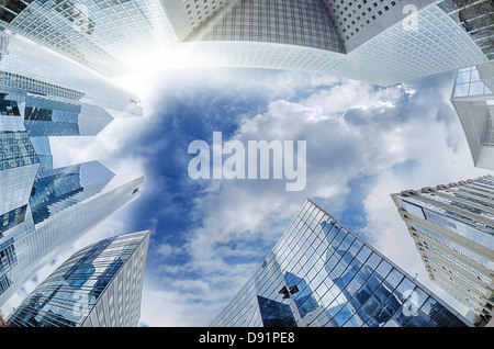 Große Wolkenkratzern schoss mit einem fisheye-objektiv wichtigen Geschäftsviertel La Défense in der Nähe von Paris, Frankreich Stockfoto