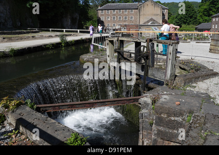 Old Mill Buildings, Feeder Stream Überlaufschleuse, Arkwright's Mill Cromford Derbyshire England Großbritannien Stockfoto