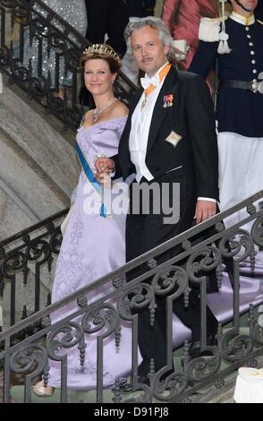 Stockholm, Schweden. 8. Juni 2013. Prinzessin Märtha Louise und Ehemann Ari Behn von Norwegen verlassen die Kapelle des königlichen Palastes in Stockholm, Schweden, nach der Hochzeit der schwedischen Prinzessin Madeleine und Chris O'Neill, 8. Juni 2013. Foto: Frank Allianz Ass Bild Stockfoto