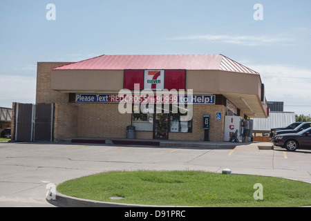 Ein 7-Eleven in Oklahoma trägt ein Zeichen für das Rote Kreuz in den Mai Tornados, die in Oklahoma, USA Struck zu leisten. Stockfoto