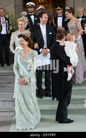 Stockholm, Schweden. 8. Juni 2013. Eva O'Neill, Königin Silvia, Prinz Daniel, Prinzessin Estelle und Kronprinzessin Victoria Schweden verlassen die Kapelle des königlichen Palastes in Stockholm, Schweden, nach der Hochzeit der schwedischen Prinzessin Madeleine und Chris O'Neill, 8. Juni 2013. Foto: Frank Allianz Ass Bild Stockfoto