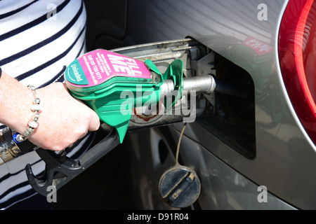 Frau Füllung Auto mit Benzin an der Tankstelle, Stanwell, Surrey, England, Vereinigtes Königreich Stockfoto