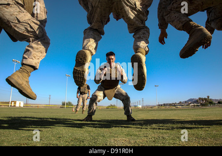 US-Marines mit dem 7. Marine Regiment führen einen Kumpel Aufwärmen Bewegung und Flexibilität Bohrer als Bestandteil einer Martial Arts Instructor Trainer Kurs 5. Juni 2013 in Twentynine Palms, CA. Stockfoto