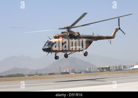 Afghanische Luftwaffe Piloten nehmen Sie in einem Mi-17 Hubschrauber in Air Assault Mission 29. Mai 2013 am internationalen Flughafen von Kabul, Afghanistan. Stockfoto