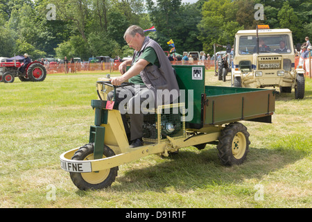 Ein Martin LKW Bonsar drei Rad-Dienstprogramm LKW; ein leicht manövrieren Utility Vehicle mit Plattformmodelle Körper in Gärtnereien verwendet. Stockfoto