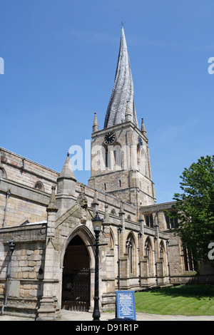 Die Pfarrkirche in Chesterfield Derbyshire England, auch bekannt als die Crooked Spire St Mary and All Saints Parish Church Stockfoto