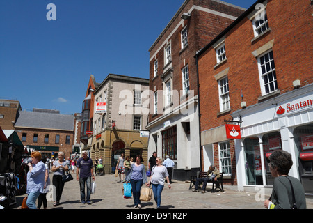 Chesterfield Market Place Sunny Day, People Shopping, in Derbyshire England, Großbritannien, englische Marktstadt Stockfoto