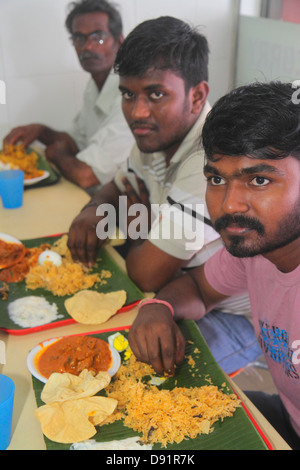 Singapore Little India, Veerasamy Road, Restaurant Restaurants Essen Essen Essen Café Cafés, indisch, Essen mit der Hand, Hände, asiatische Mann Männer männlich, Bananenblatt Tablett, Stockfoto