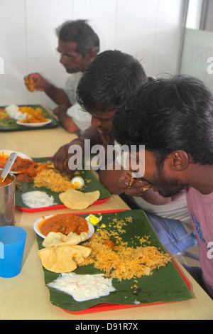 Singapore Little India, Veerasamy Road, Restaurant Restaurants Essen Essen Essen Café Cafés, indisch, Essen mit der Hand, Hände, asiatische Mann Männer männlich, Bananenblatt Tablett, Stockfoto