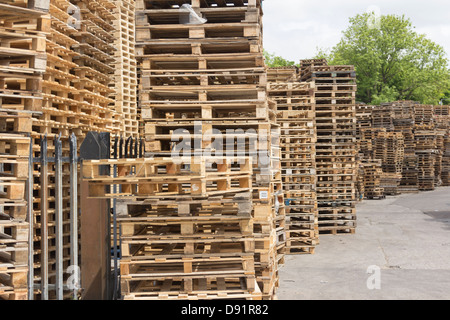 Stapel von gebrauchten Paletten auf Red Rose Paletten- und Fall Ltd werksseitig Greenbank Raikes Lane Industrial Estate, Bolton. Stockfoto