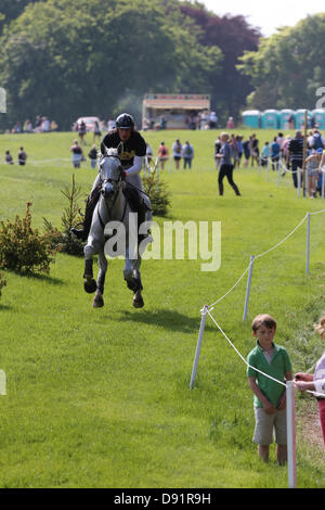 Leeds Braham UK. 8. Juni 2013. Ein kleines Kind beobachtet die Langlauf-Event während der 40. Braham Pferd Versuche. Bildnachweis: S D Schofield/Alamy Live-Nachrichten Stockfoto