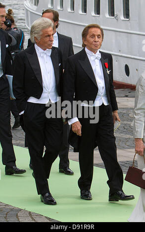 Stockholm, Schweden. 8. Juni 2013. Designer Valentino Garavani (R) und Giancarlo Giammetti, Ehrenpräsident des Modehauses Valentino erreichen Evert Taubes Terrass auf Riddarholmen, nach der Hochzeit der schwedischen Prinzessin Madeleine und Chris O'Neill in Stockholm, Schweden, 8. Juni 2013. Foto: Albert Nieboer/Niederlande Stockfoto